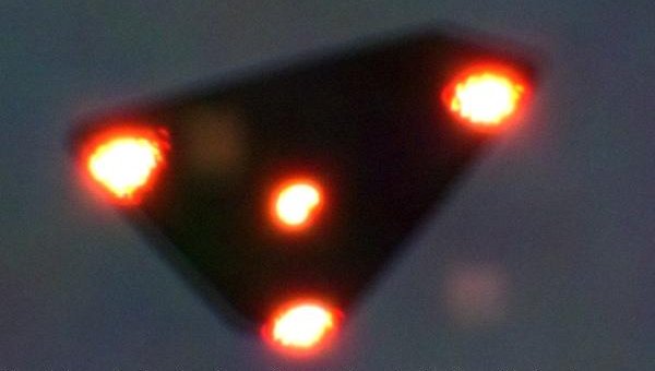 Летающий треугольник, который, как утверждалось, был сфотографирован во время «Бельгийской волны НЛО» 15 июня 1990 года над Валлонией, Бельгия. Фотография была размещена в Интернете в 2003 году, через 13 лет после скандальных событий