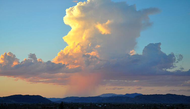 Вертикальное облако орографического происхождения, ливень над пустыней Мохаве, США.