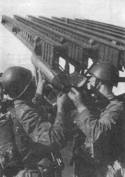 Польские солдаты, заряжающие «катюшу». Послевоенное фото