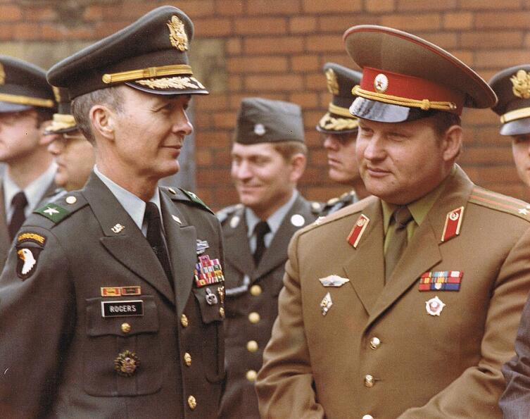 Бригадный генерал Роджерс (США), подполковник Дорофеев А. А. (СССР) на смене караулов 1 апреля 1981 г.