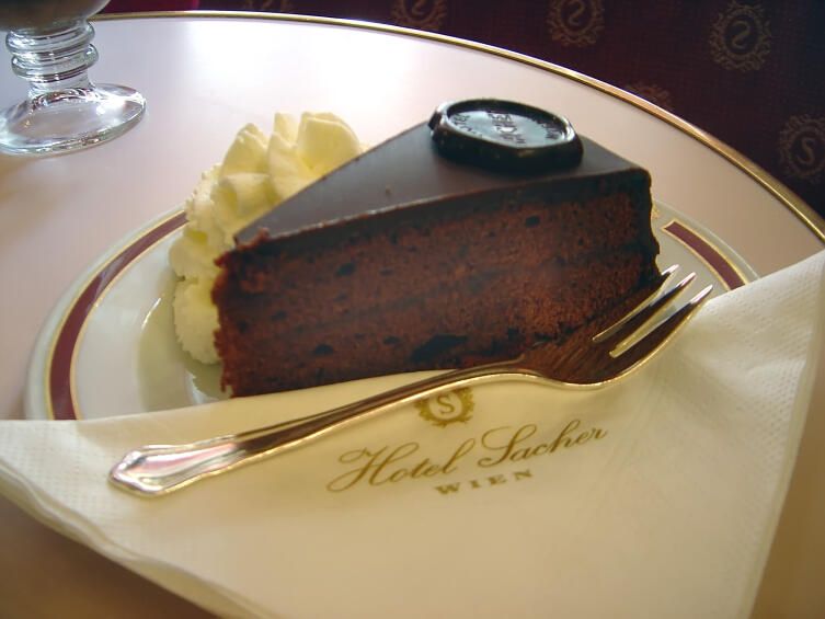 Порция торта в венском отеле «Захер»