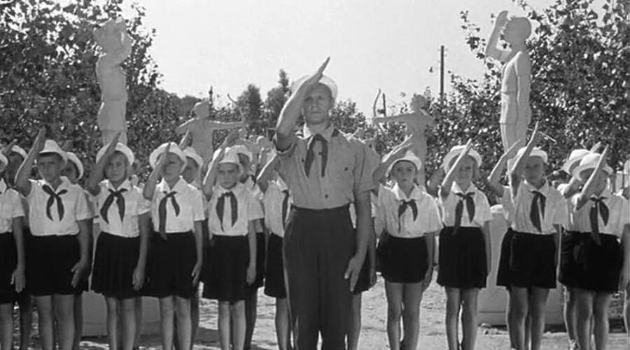 Какие танцы устраивали
школьникам в пионерских лагерях в Стране Советов?
