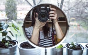 Можно ли размещать зеркало напротив окна?