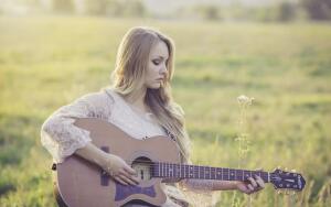 Какие музыкальные жанры популярны среди молодежи?