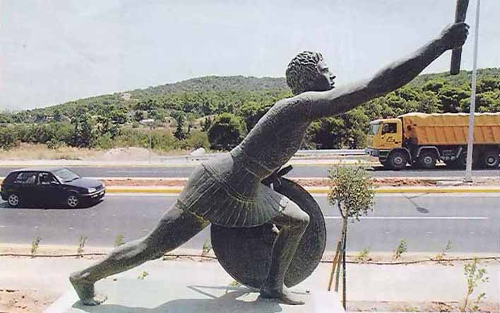 Памятник Фидиппиду на дороге в Марафон