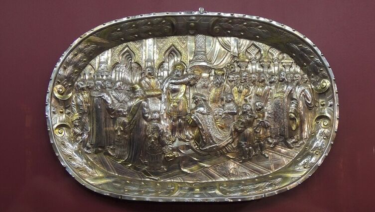 Блюдо «Коронация Екатерины I». Москва, 1724—1727 гг. Мастер Николай Фёдоров