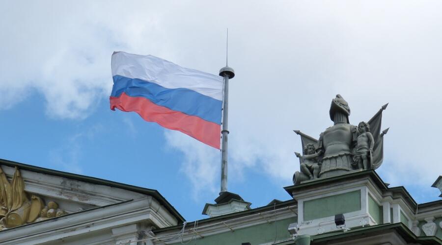Как в России появился свой государственный флаг и почему он  такой расцветки?