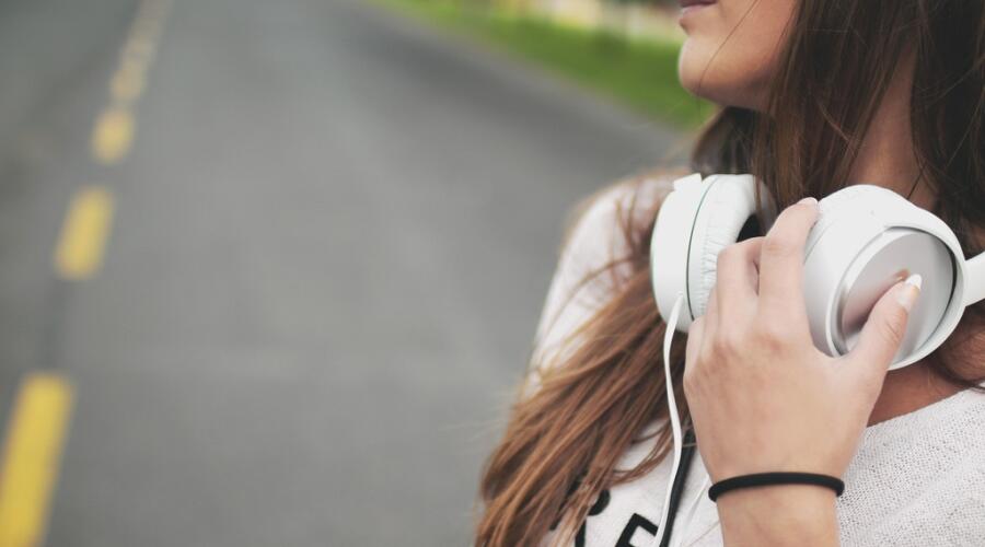 Музыку и песни каких исполнителей скачивают сегодня чаще всего?