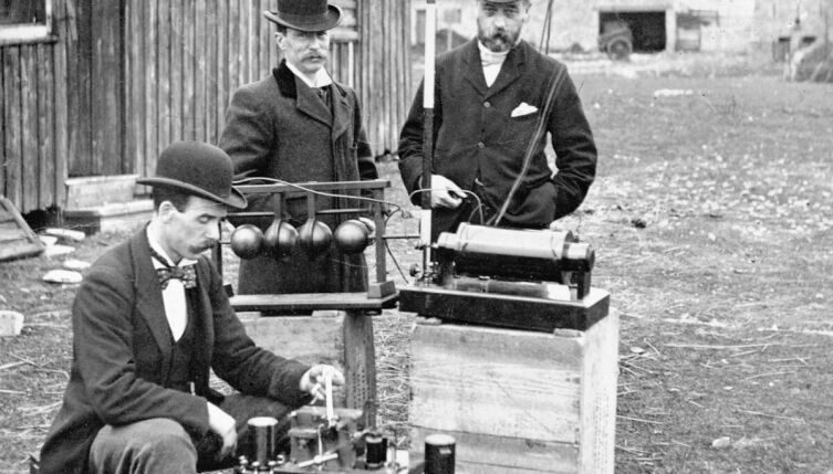Инженеры почтового отделения Великобритании осматривают передатчик Маркони (в центре) и приёмник (внизу) на Флэт-Холме, май 1897 г.