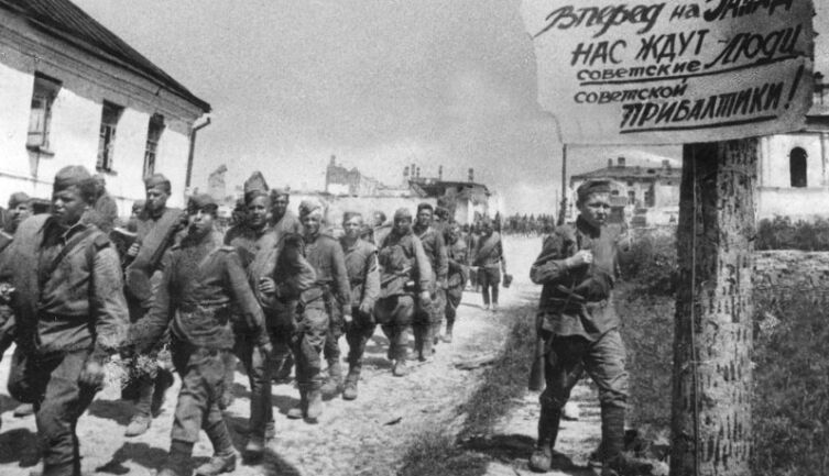 Советские солдаты проходят через освобожденный Полоцк