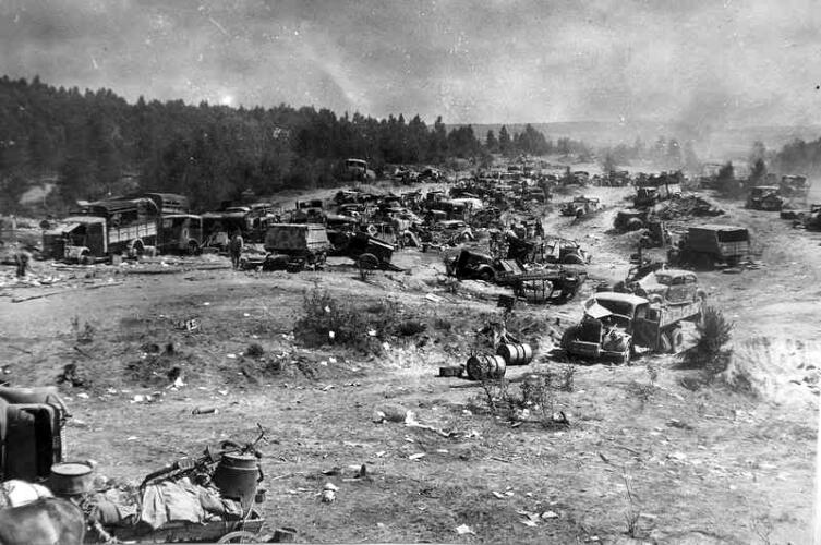 Колонна 9-й армии вермахта, разгромленная ударом с воздуха неподалёку от Бобруйска