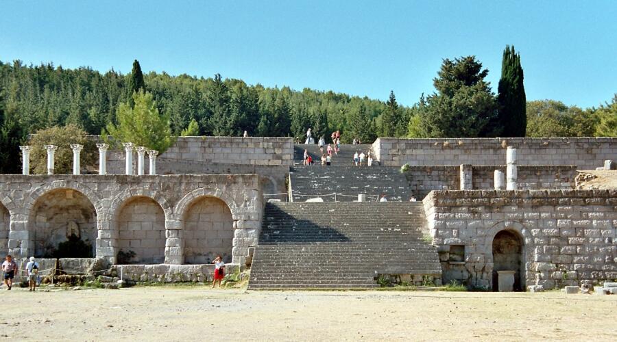 Руины косского асклепиона — храма бога медицины Асклепия, в котором лечили людей и собирали медицинские знания