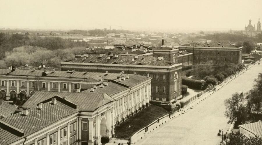 Лефортовский дворец, где у одра почившего императора Петра II решилась судьба Анны Иоанновны