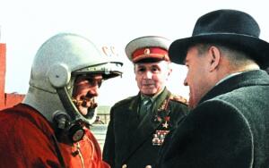 Кто встретил Юрия Гагарина в первые минуты после полета?