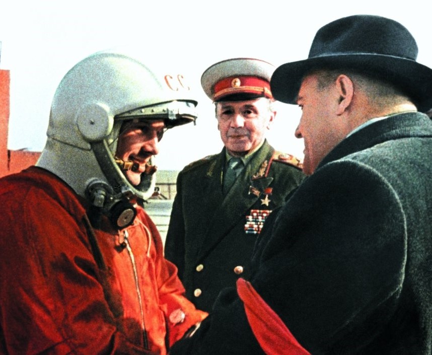 Юрий Алексеевич Гагарин перед полётом (рядом с ним Сергей Павлович Королёв и Кирилл Семёнович Москаленко