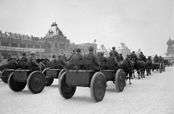 «После военного парада 7 ноября 1941 года – на фронт». После военного парада 7 ноября 1941 года – на фронт. Москва. Россия, Москва