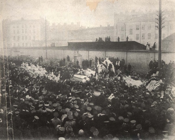 Похороны Веры Комиссаржевской. Похоронная процессия во дворе Николаевского вокзала