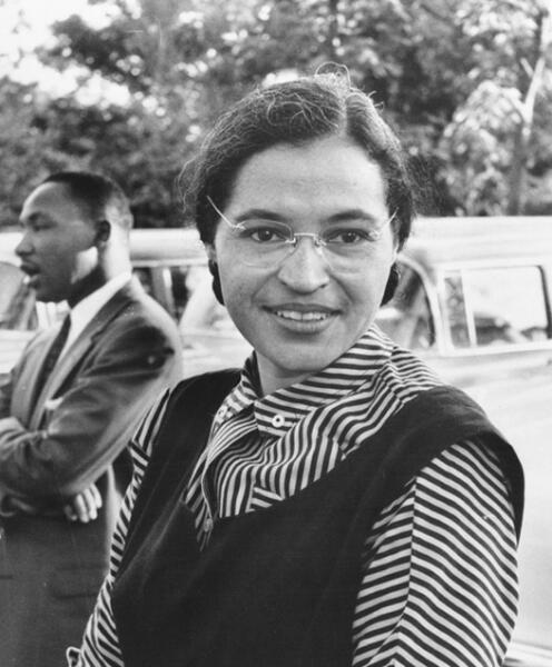 Роза Паркс в 1955 году. На заднем плане — Мартин Лютер Кинг