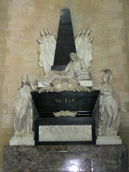 Надгробный памятник Вобану в Доме Инвалидов с аллегорическими фигурами Науки и Войны, скульптор Антуан Этекс