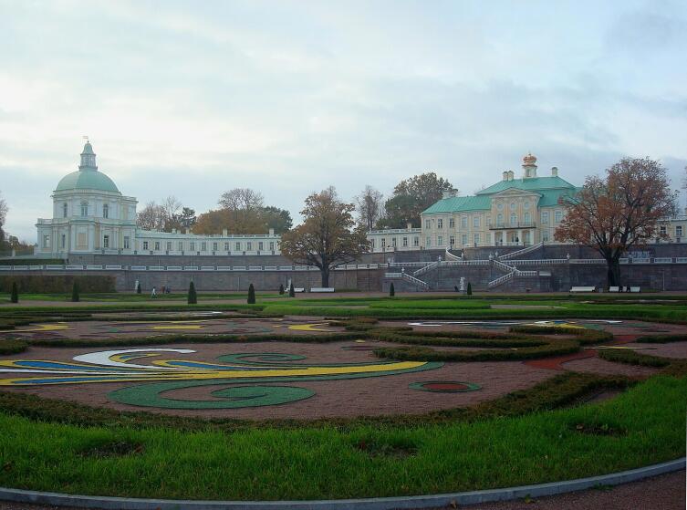 Большой Меншиковский дворец в Ораниенбауме. Центральный корпус и Японский павильон. Вид со стороны Нижнего сада