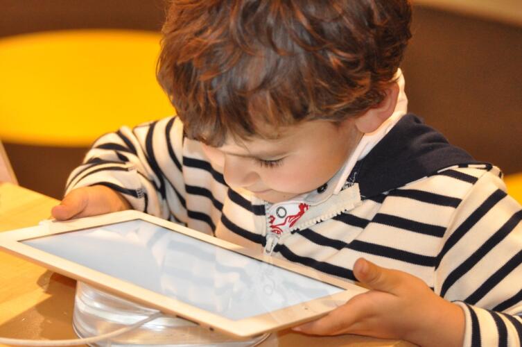 Надо ли отбирать у ребенка электронные девайсы?