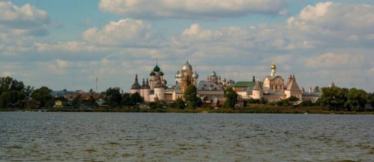 Ростовский кремль с озера Неро