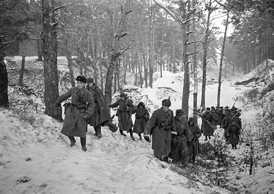 Бронебойщики выходят на огневую позицию в районе Звенигорода. Зима 1941 г.