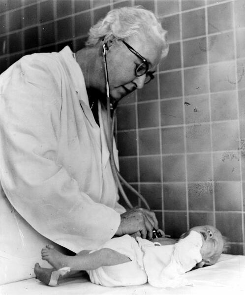 Аускультация младенца при помощи фонендоскопа доктором Вирджинией Апгар.