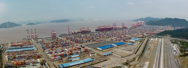 Китай. Порт Нинбо-Чжоушань, по грузообороту самый большой порт в мире.