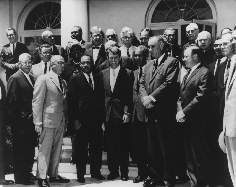 Линдон Джонсон и Роберт Кеннеди с лидерами движения за гражданские права, 22 июня 1963 г.