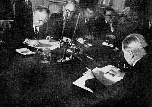 Нарком иностранных дел СССР Максим Литвинов и посол Финляндии Арно Юрьё-Коскиненом подписывают протокол о продлении договора о ненападении до 31 декабря 1945 года, в апреле 1932 г.