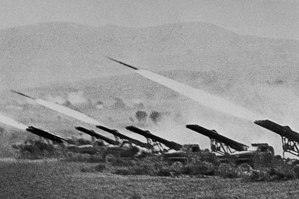 Советские реактивные установки залпового огня (Катюши) наносят удар по врагу, 6 октября 1942 г.