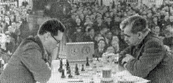 М. Ботвинник (слева) против Эм. Ласкера в Москве в 1936 году.