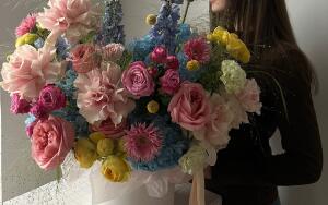 Цветочные букеты в шляпных коробках: новый тренд в мире флористики