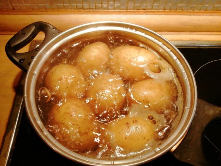 К ухе, на отдельном блюде, подается горячая отварная картошка в мундирах.
