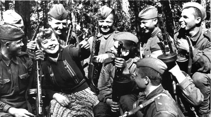 С бойцами Красной армии в перерыве концерта, 1943 г.