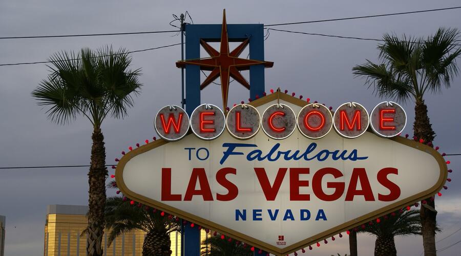Знак при въезде в город «Добро пожаловать в сказочный Лас-Вегас»