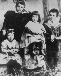 Фаина (слева) с гувернанткой, сестрой Изабеллой и братом Яковом. Таганрог, 1900 г.