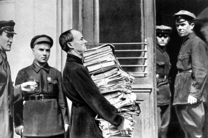 Доставка папок с документами по Шахтинскому делу на процесс,1928 год
