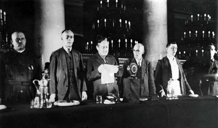 Вышинский зачитывает решение суда, 7 июля 1928 года