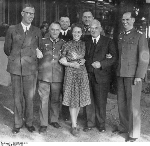Сотрудники секретной службы радиосвязи ОКВ. Берлин, 1939