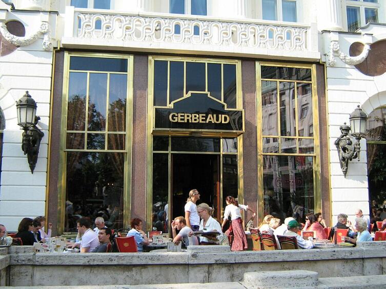Кафе «Жербо» на площади Вёрёшмарти в Будапеште