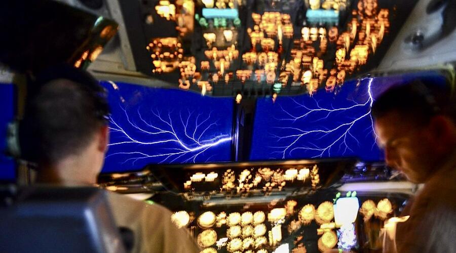 Электростатический разряд вспыхивает на ветровом стекле кабины KC-10