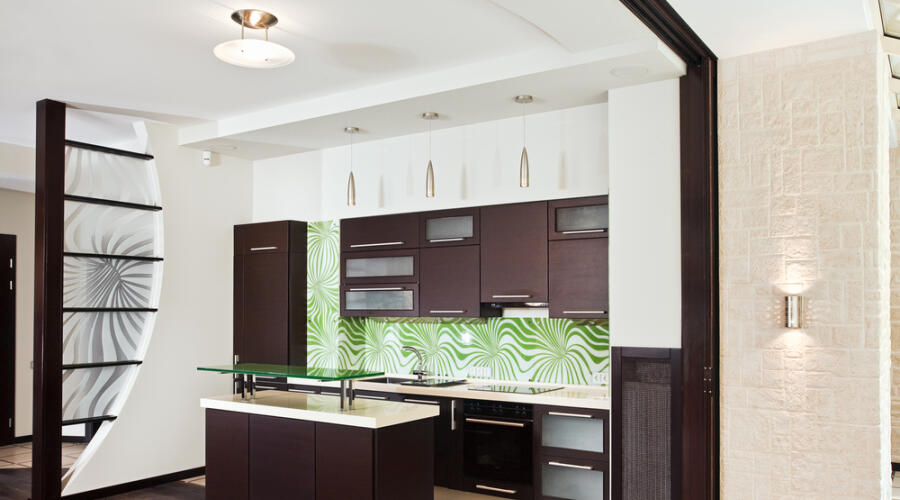 Чем плохи кухонные гарнитуры до потолка? 