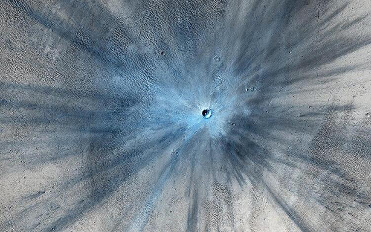 Недавно образовавшийся (с июля 2010 по май 2012) ударный кратер на Марсе