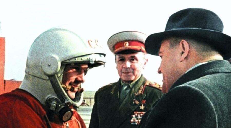 Юрий Алексеевич Гагарин перед полётом, рядом с ним Сергей Павлович Королёв и Кирилл Семёнович Москаленко