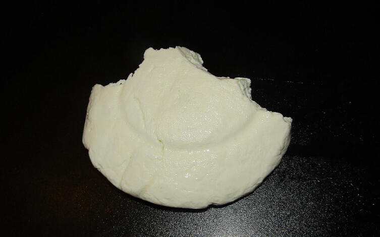 Готовый и надкусанный козий сыр по авторскому Кегельбанскому рецепту