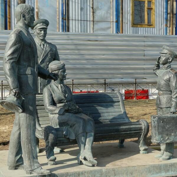 Памятник героям фильма возле здания Минобороны России