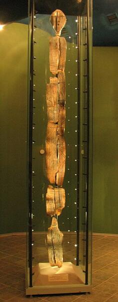 Большой Шигирский идол - самая древняя деревянная скульптура в мире. Проведённый в 1997 году радиоуглеродный анализ показал, что что её возраст составляет около 11,6 тысяч лет. Хранится в Свердловском областном краеведческом музее