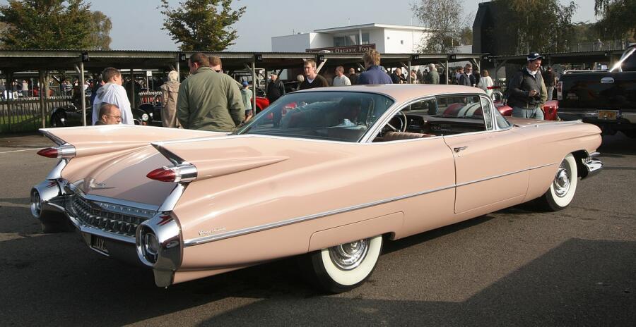 1959 Cadillac Coupe Deville с огромными плавниками сзади